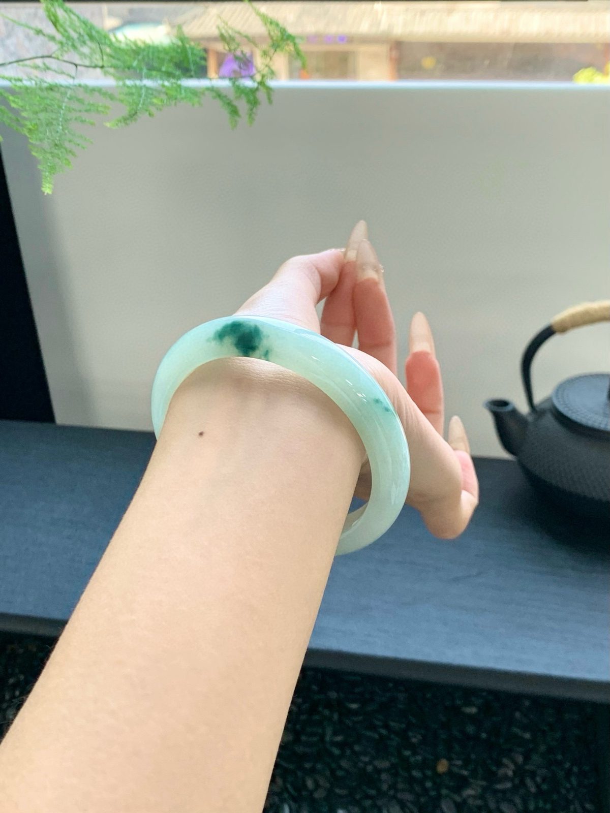 【冰飘花手镯】
柔美的飘绿花色、清清甜甜的味道格外的沁人心脾，有着东方韵味的温婉之美
【尺寸】58-12-9mm