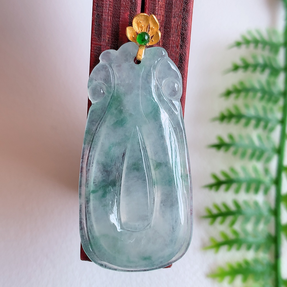 18k金扣冰润福贝翡翠吊坠，寓意“辈辈有福，财源广进”水足莹润。通体清新通透，佩戴效果优雅迷人，W142.5  尺寸：34-17-2.8mm
