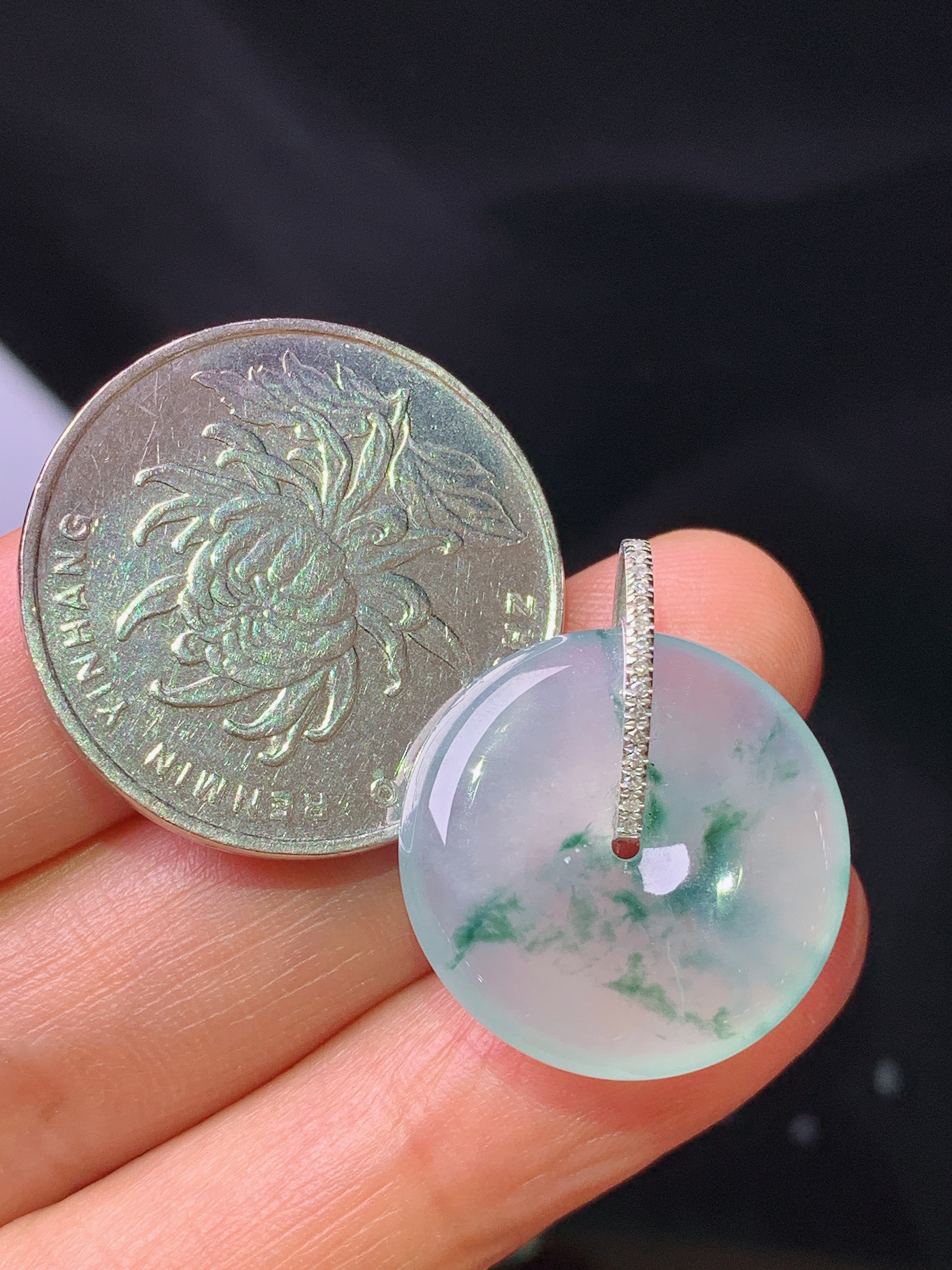 18k金钻镶嵌冰种飘绿平安扣吊坠 玉质细腻 色泽艳丽清新 整体尺寸24.2*20*4.3