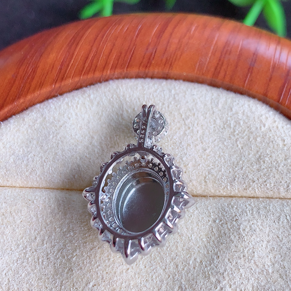 冰润飘绿蛋面翡翠吊坠，质地细腻，清秀高雅，饱满圆润  款式大方经典，颜色鲜艳，沁人心脾，高质量精品   W502.5 整体尺寸：23-15.8-8.2mm   裸石尺寸：10-7.8mm