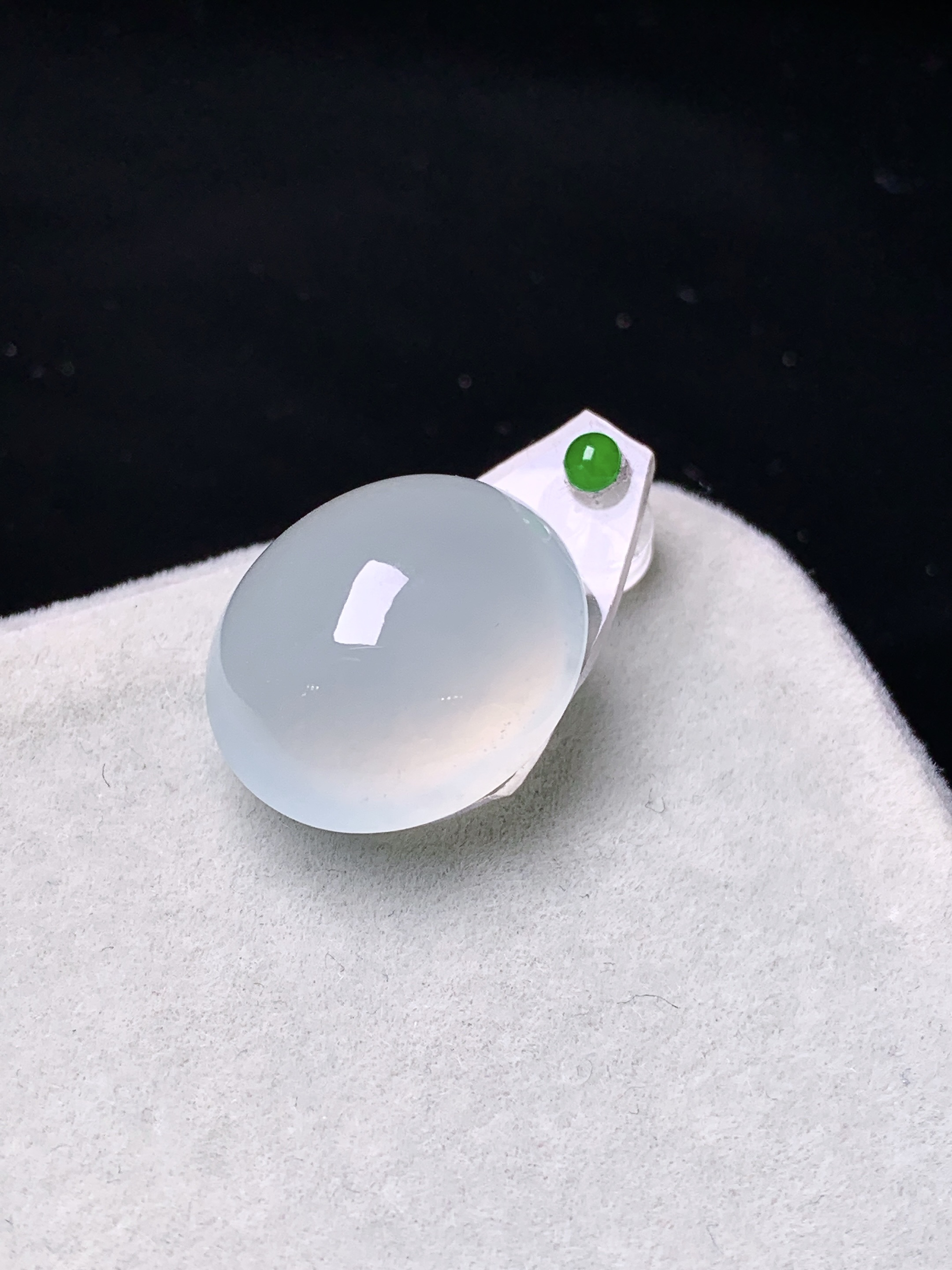 镶嵌款 冰种蛋面吊坠 玉质细腻 色泽艳丽清新 整体尺寸17*14.8*9.5