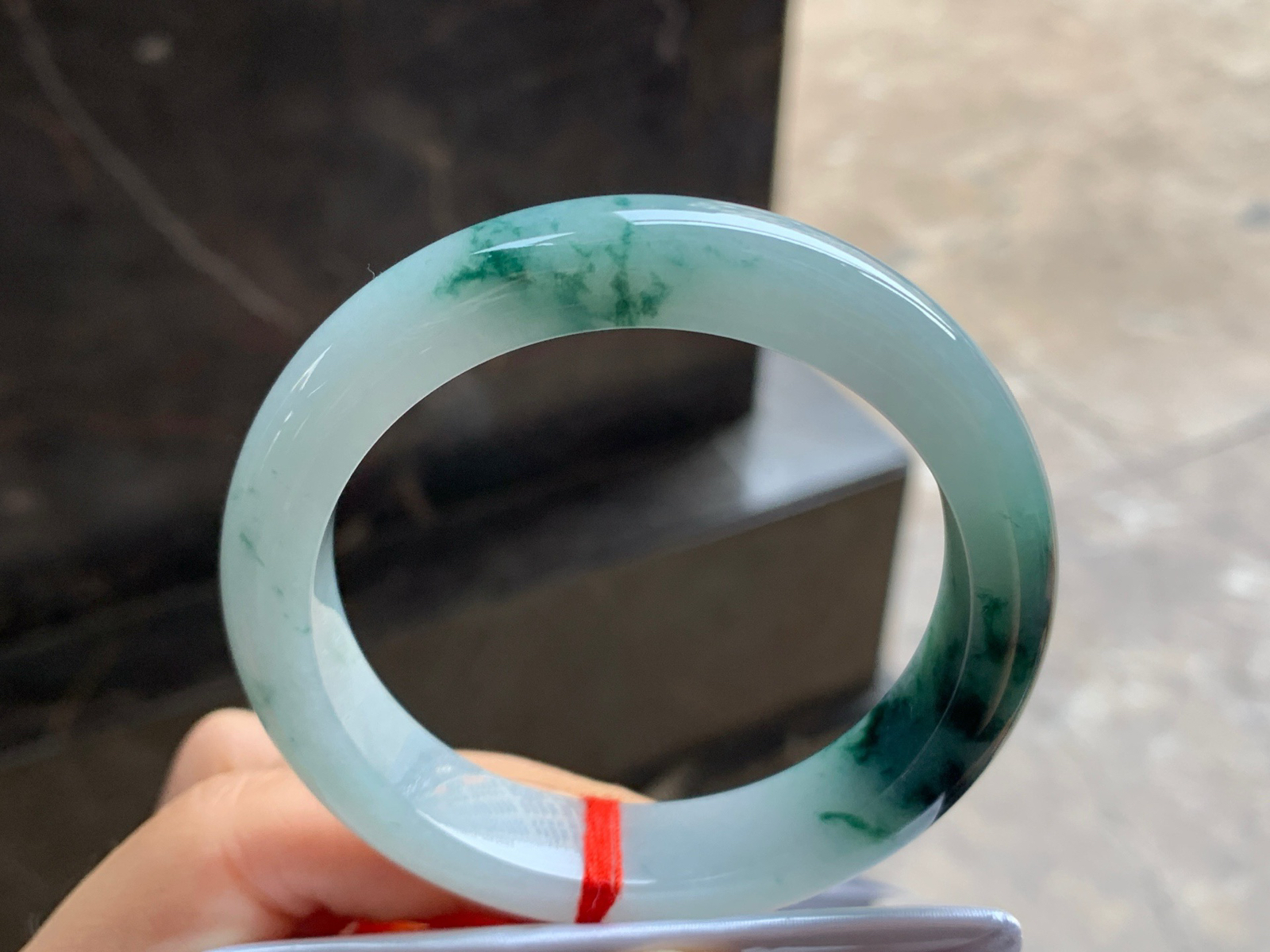 54-12.2-8.7

蓝花手镯^_^颜色鲜艳 玉质温润