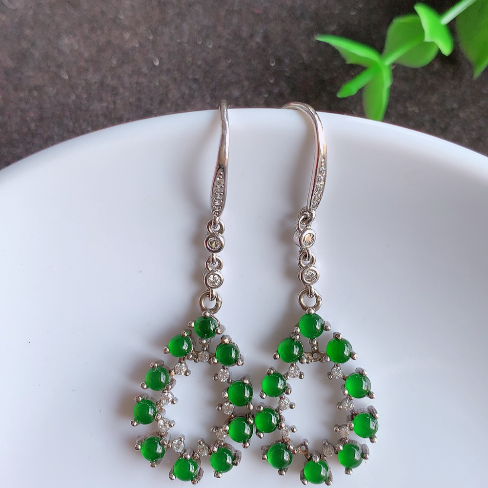 冰透满绿翡翠925银镶嵌耳钉，自然光实拍，翠色灵动，颜色漂亮，种老水足，品相佳，佩戴佳品！W815.5  取一整体尺寸：24-14.8-3.5mm  裸石尺寸：3mm