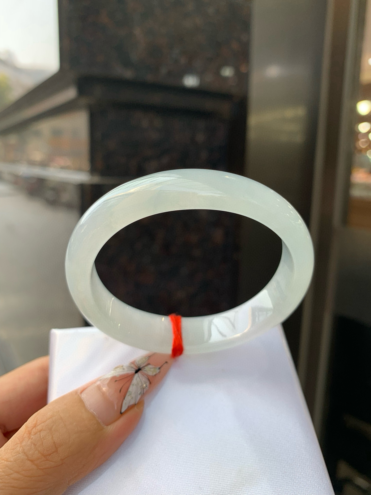 白冰贵妃
54.5-47.8-6.7-12.7
打灯细纹，不影响，底妆纯净冰透，一腕清透，干净无瑕，不愧是翡翠中的初恋，无色亦动人