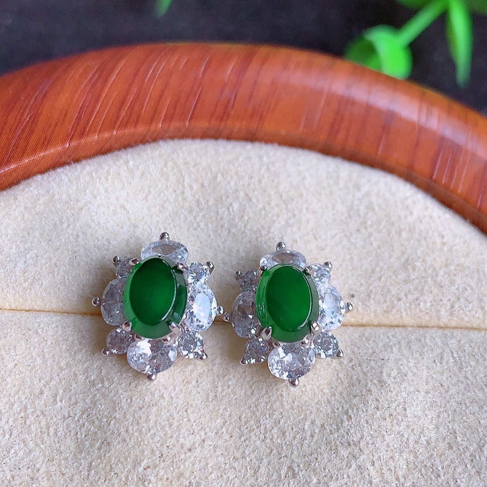冰透满绿翡翠925银镶嵌耳钉，自然光实拍，翠色灵动，颜色漂亮，种老水足，品相佳，佩戴佳品！W502.