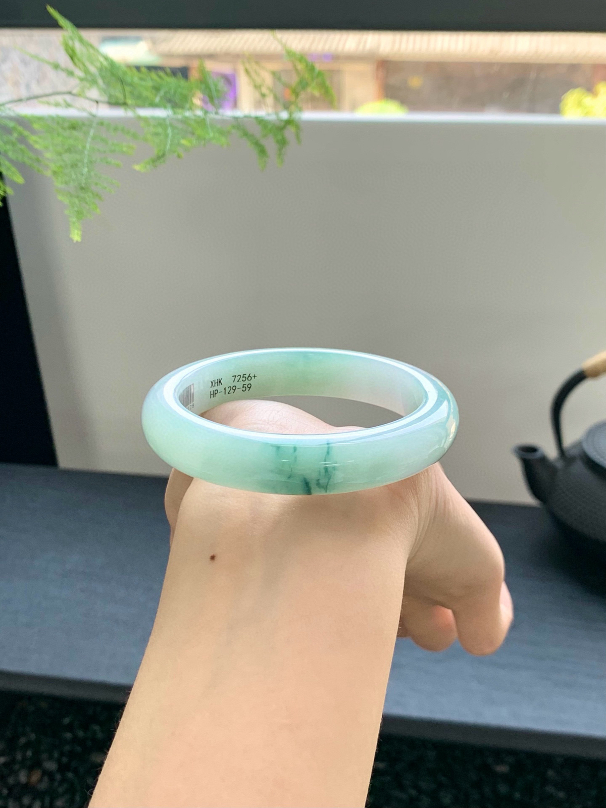 【冰飘花手镯】
浅翠轻漾，如烟似雾，一抹淡绿游弋温润底间，灵动清雅（微瑕）
【尺寸】56-12-8mm