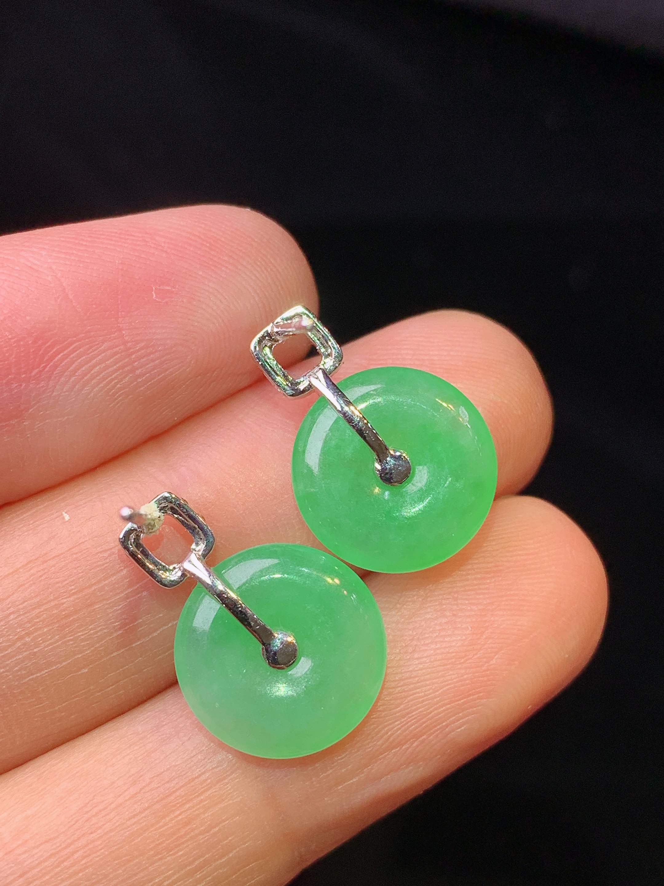 18k金钻镶嵌翠绿平安扣耳钉 玉质细腻 色泽艳丽清新 整体尺寸16.3*11.5*2.8