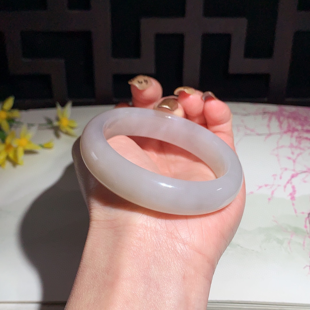 和田玉55圈口藕粉色宽条手镯！玉质细腻油润 底色纯净 无裂无黑 脂粉好，品质好！