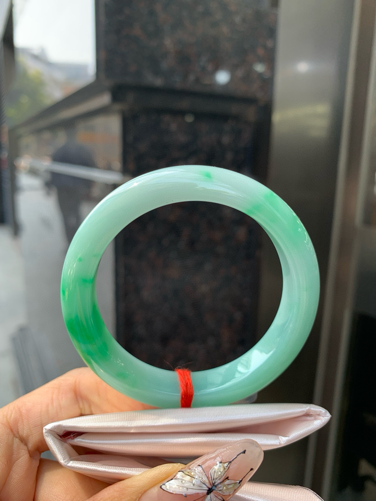 白底青阳绿正圈
53-8.3-11.3
打灯细纹，底妆水润，干净细腻，简约却充满灵气，几抹阳绿花色点缀，清新如芽，宛若自然的画卷凝结于腕间，静中带动，韵味悠长