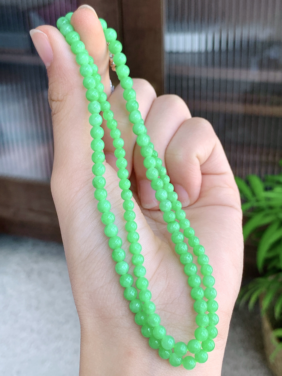 【珠子】冰阳绿珠链圆珠子珠链
【说明】缅料 性价比高  
【尺寸】3.3-5.2mm，26cm
【