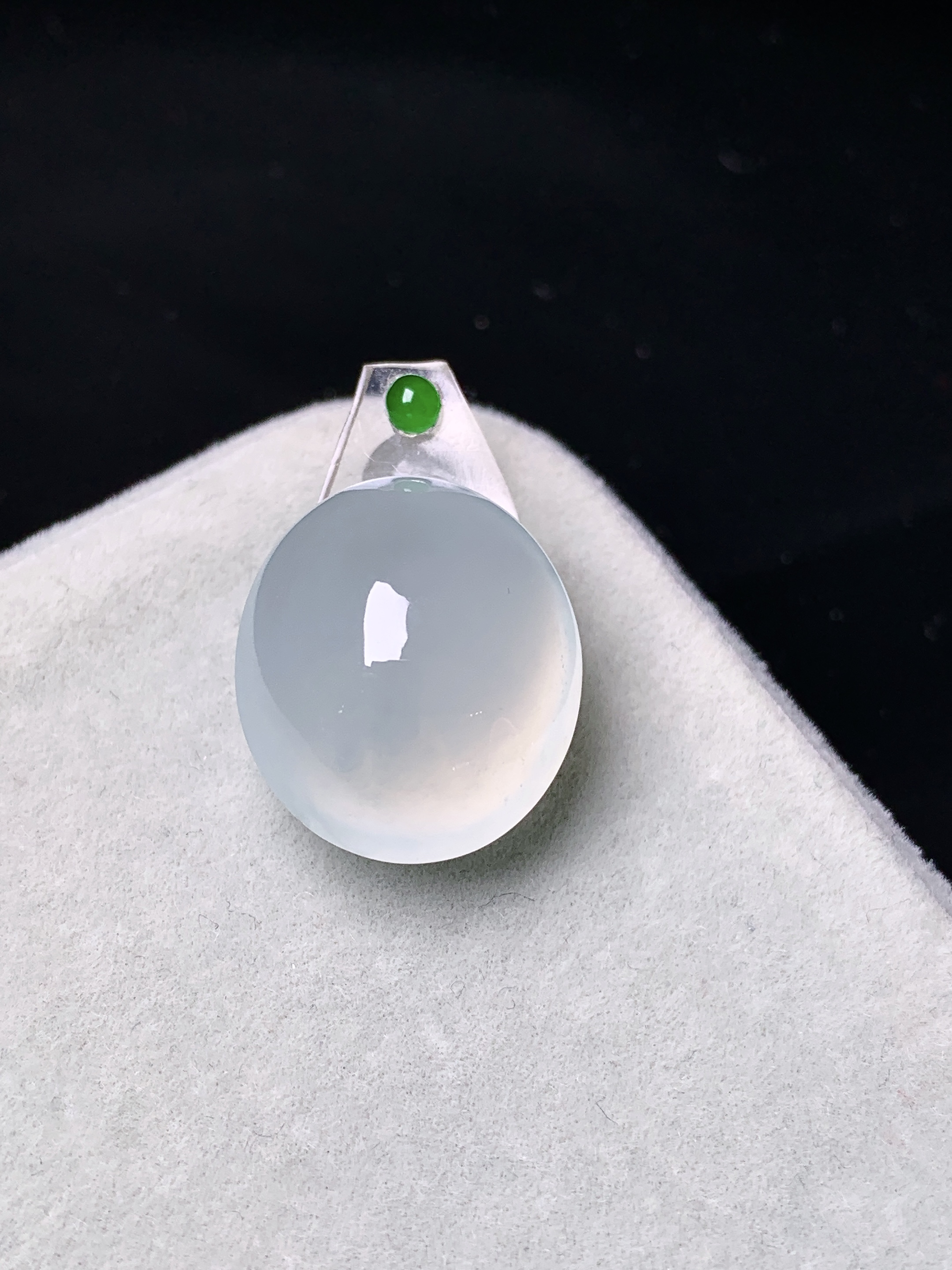 镶嵌款 冰种蛋面吊坠 玉质细腻 色泽艳丽清新 整体尺寸17*14.8*9.5