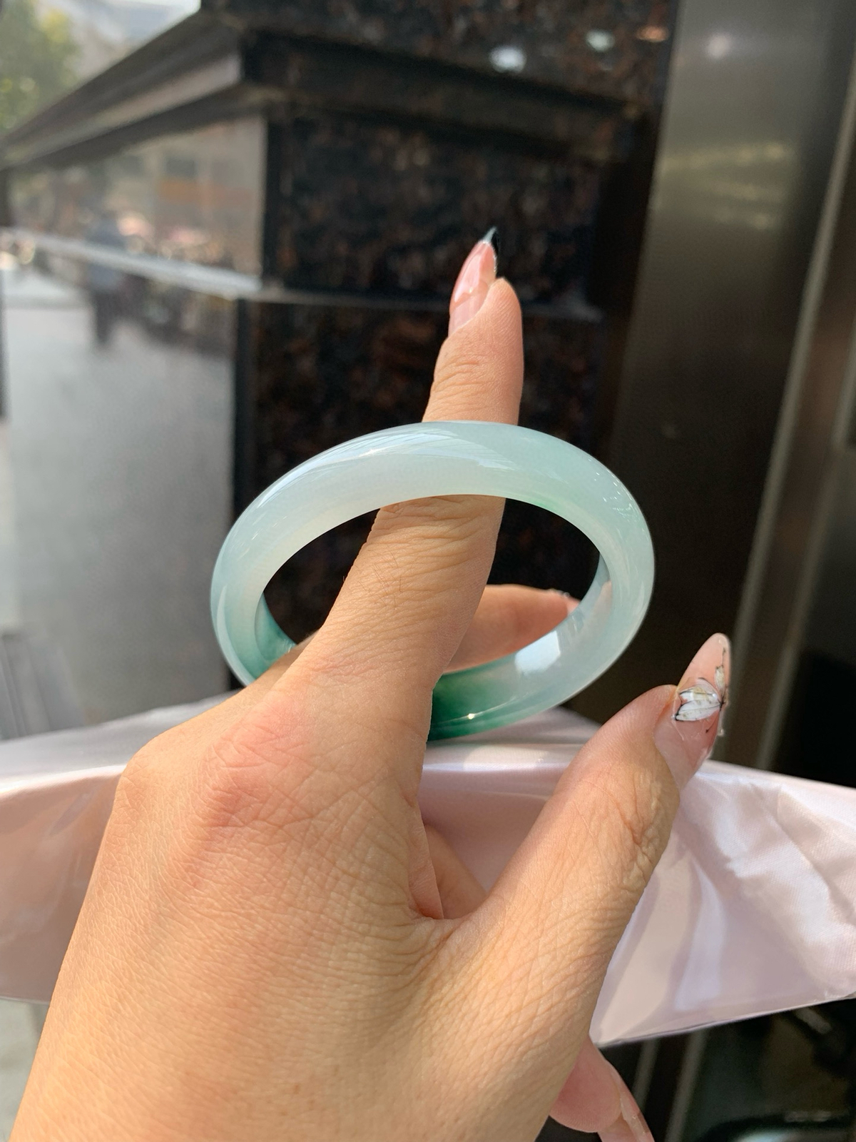 冰墨绿贵妃
54-45.8-7.2-11.8
打灯棉线，底妆冰透，细腻，烟雨入江南，丹青水墨，朦胧江南的意境镯，青花瓷般的冰飘蓝花水墨画，妙笔丹青笔墨如画，镯子青白分明如盈盈碧水莹润水灵山水画，飘逸灵动的画色倘徉在水光中泛起阵阵涟漪。