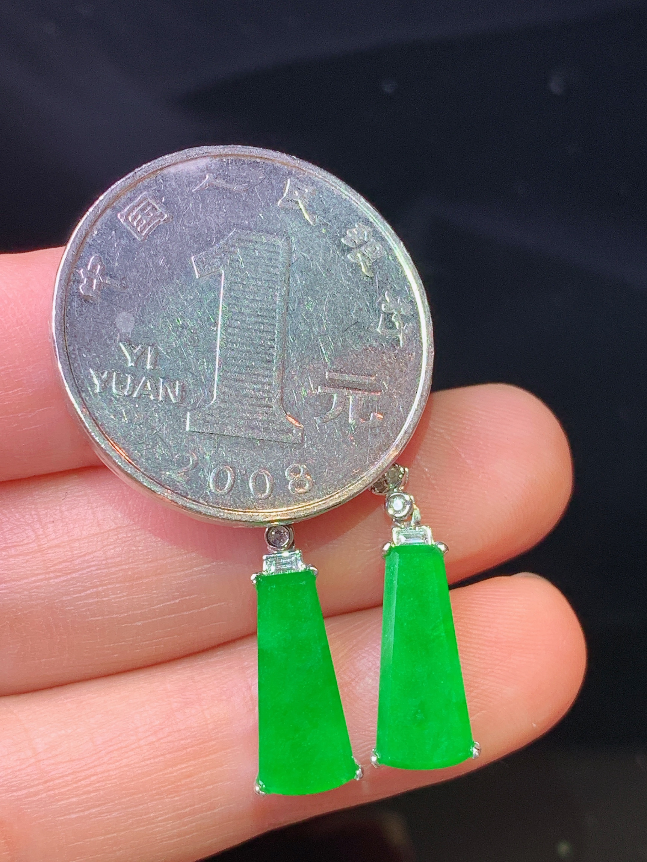 18k金钻镶嵌满绿无事牌耳坠 玉质细腻 色泽艳丽清新 整体尺寸26*5.5*3.7