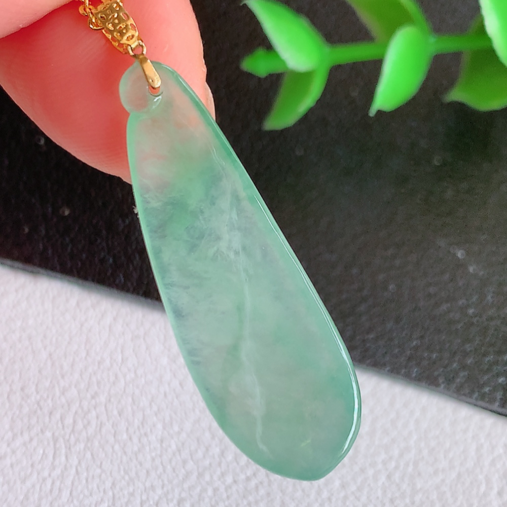 18k金扣冰润福瓜翡翠吊坠，呱呱来财，福气满满的美好寓意，清新自然  沁人心脾，造型独特，清秀高雅  W141.5 尺寸：34.5-11.8-3.8mm