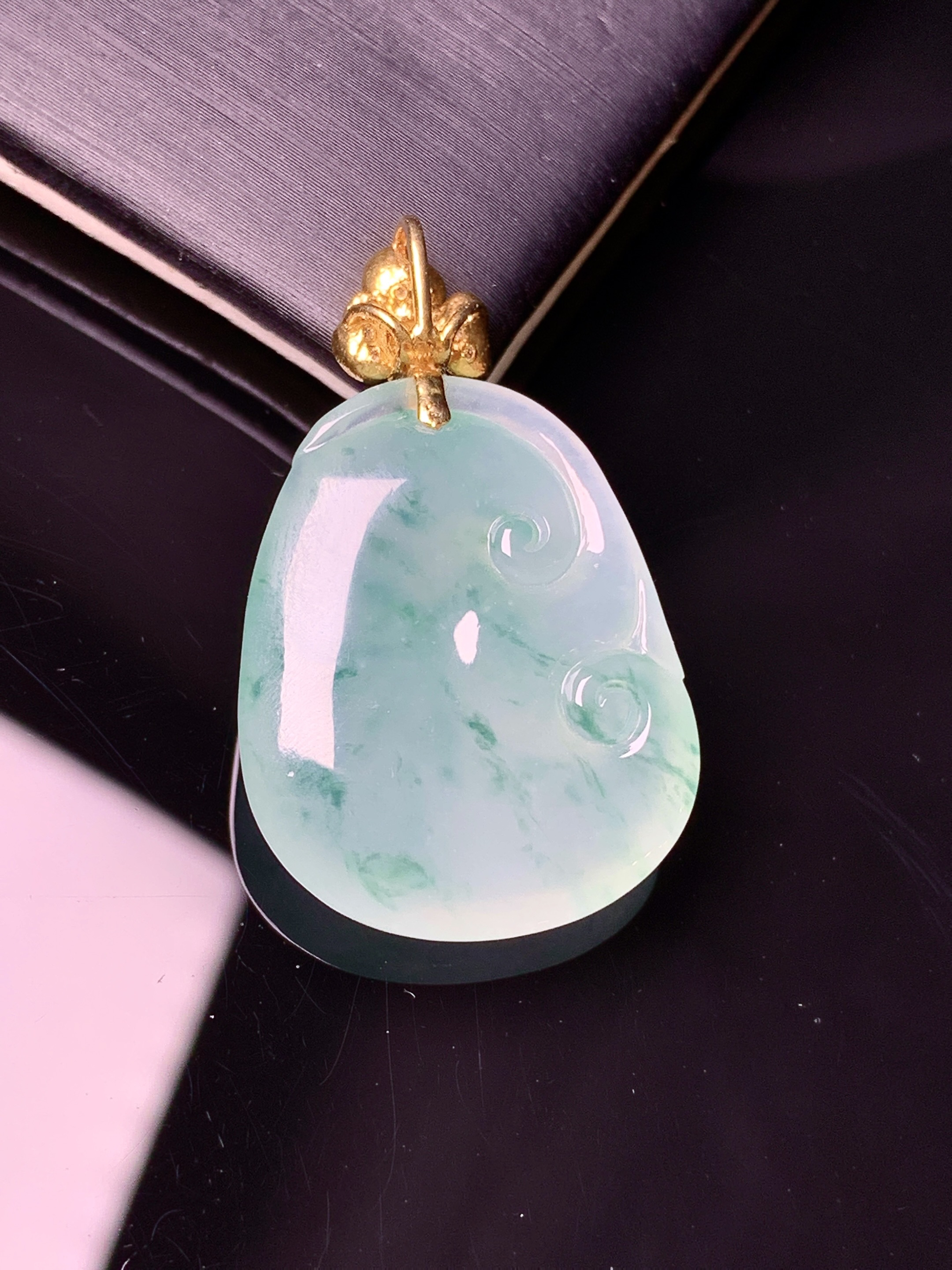 18k金镶嵌冰种飘绿如意吊坠 玉质细腻 色泽艳丽清新 整体尺寸34.8*21.5*6.8