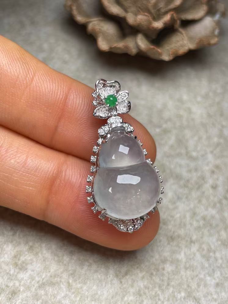 冰种葫芦吊坠、真金真钻镶嵌，种水好，玉质细腻 .裸石尺寸 17.5*12.7.