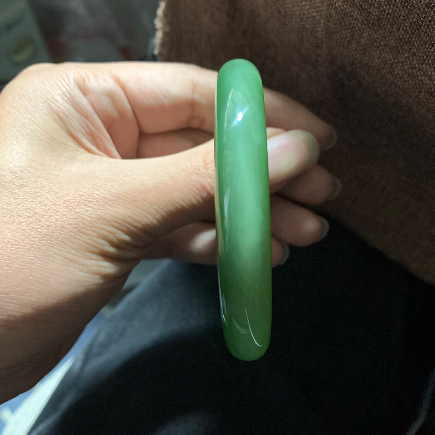 ￼和田玉58.8圈口冰底阳绿色猫眼手镯！精品，猫眼活灵活现，玉质细腻油润 底色纯净 无裂无杂 脂粉好，品质高。