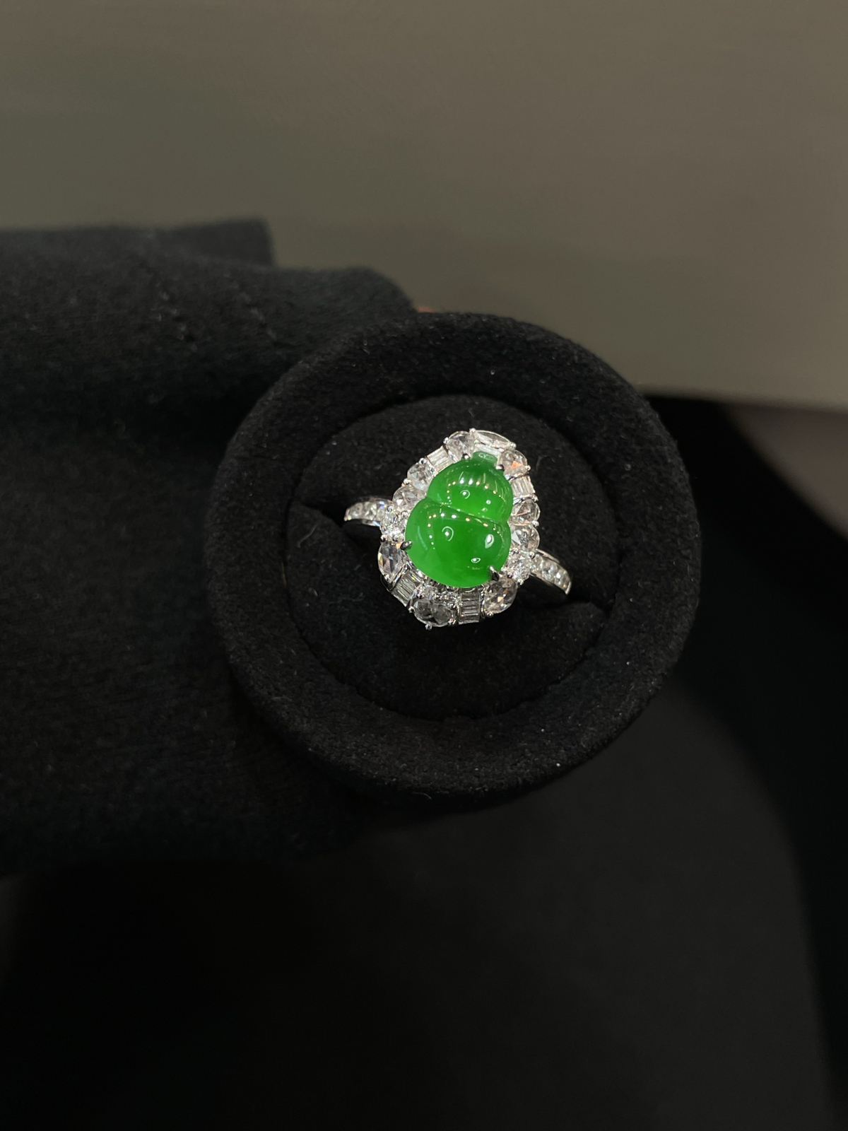 冰种 起光 阳绿 葫芦戒指

18k金配钻镶嵌