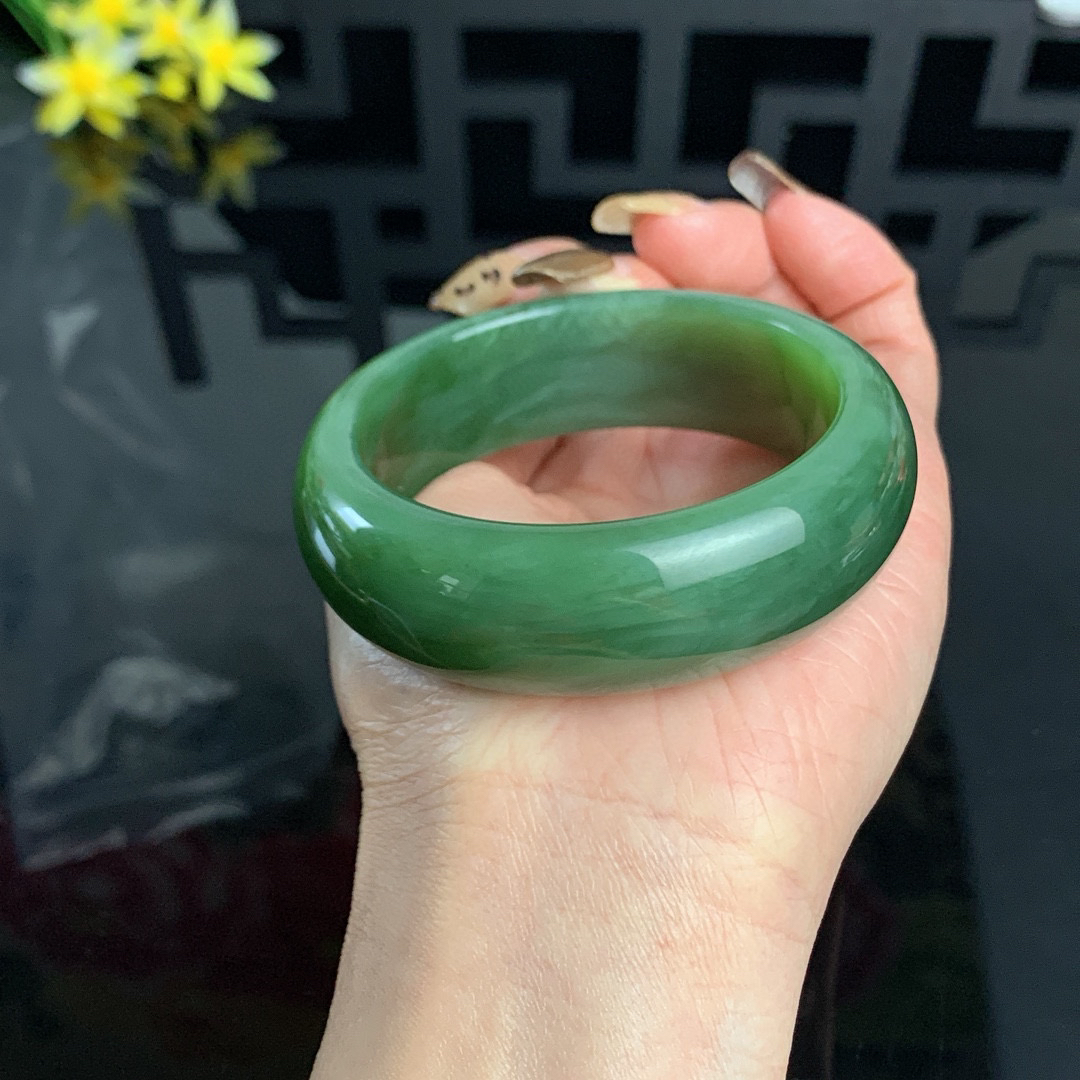 ￼ 收藏款，和田玉55.8圈口阳绿色宽版猫眼碧玉手镯！玉质细腻油润 底色纯净 无裂无杂 脂粉好，品质高。