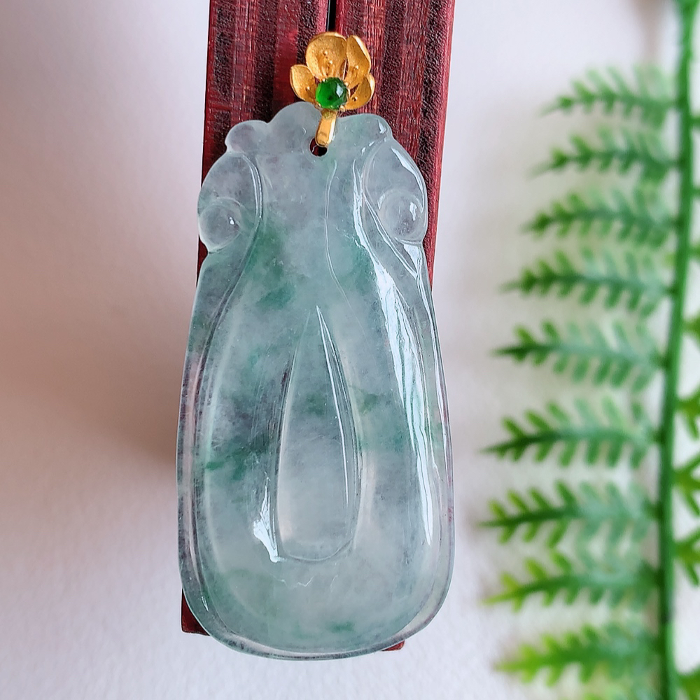 18k金扣冰润福贝翡翠吊坠，寓意“辈辈有福，财源广进”水足莹润。通体清新通透，佩戴效果优雅迷人，W142.5  尺寸：34-17-2.8mm