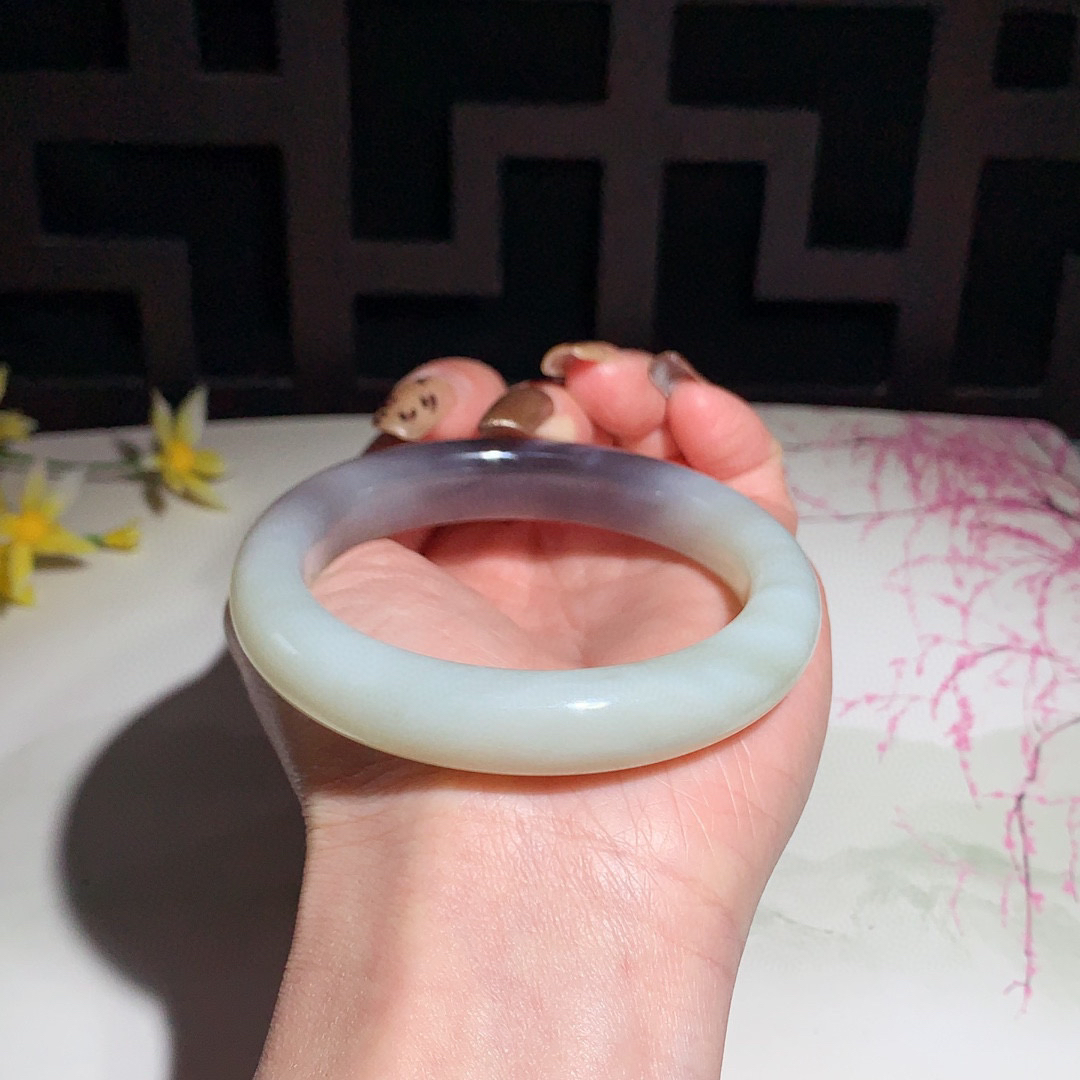 和田玉57圈口紫罗兰色手镯！玉质细腻油润 底色纯净 无裂无杂 脂粉好，品质高。