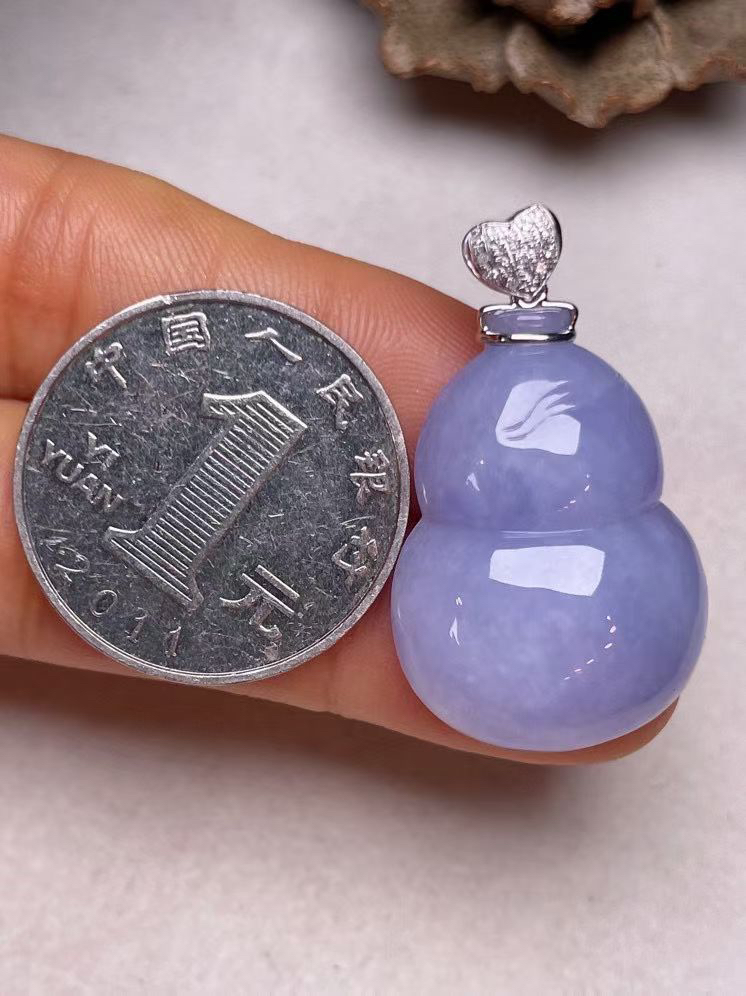冰糯种紫罗兰葫芦吊坠，真金真钻镶嵌，种水好，玉质细腻 .裸石尺寸 28.3*19.7