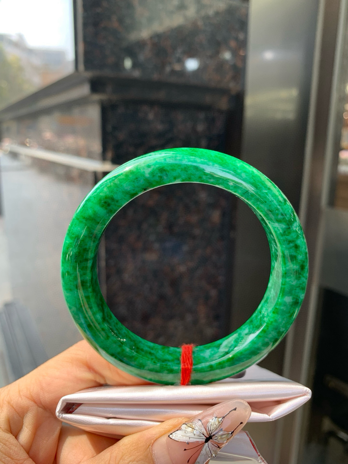 花青翡翠正圈
57.6-9.8-12.7
打灯表皮纹微扣，青黛染烟霞，腕间生碧波，像一汪碧水绕在腕间