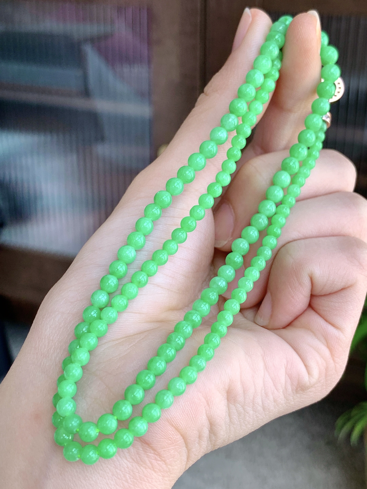 【珠子】冰阳绿珠链圆珠子珠链
【说明】缅料 性价比高  
【尺寸】3.3-5.2mm，26cm
【重量】17克
