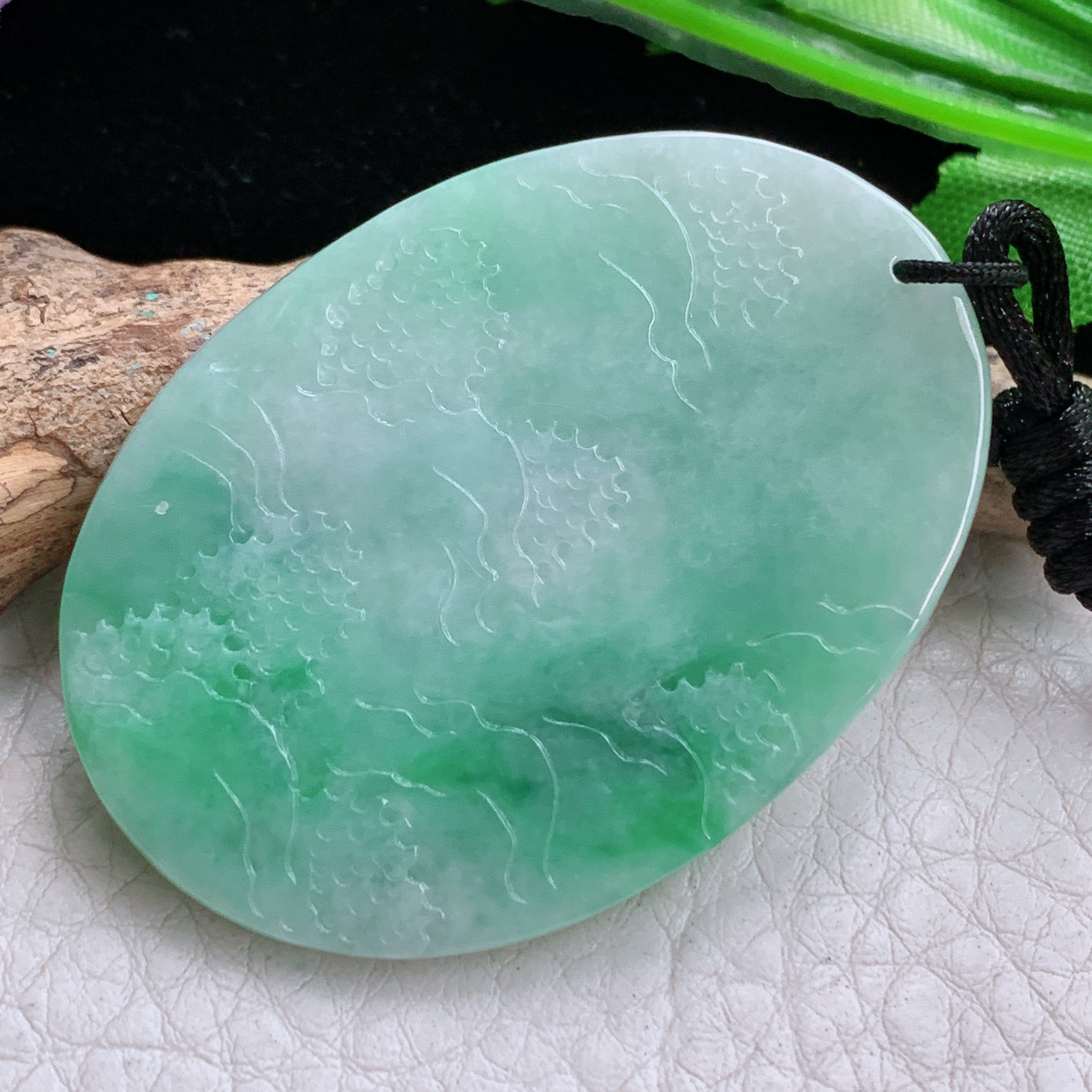 f8实拍49*35*6缅甸天然翡翠飘绿花山水牌吊坠