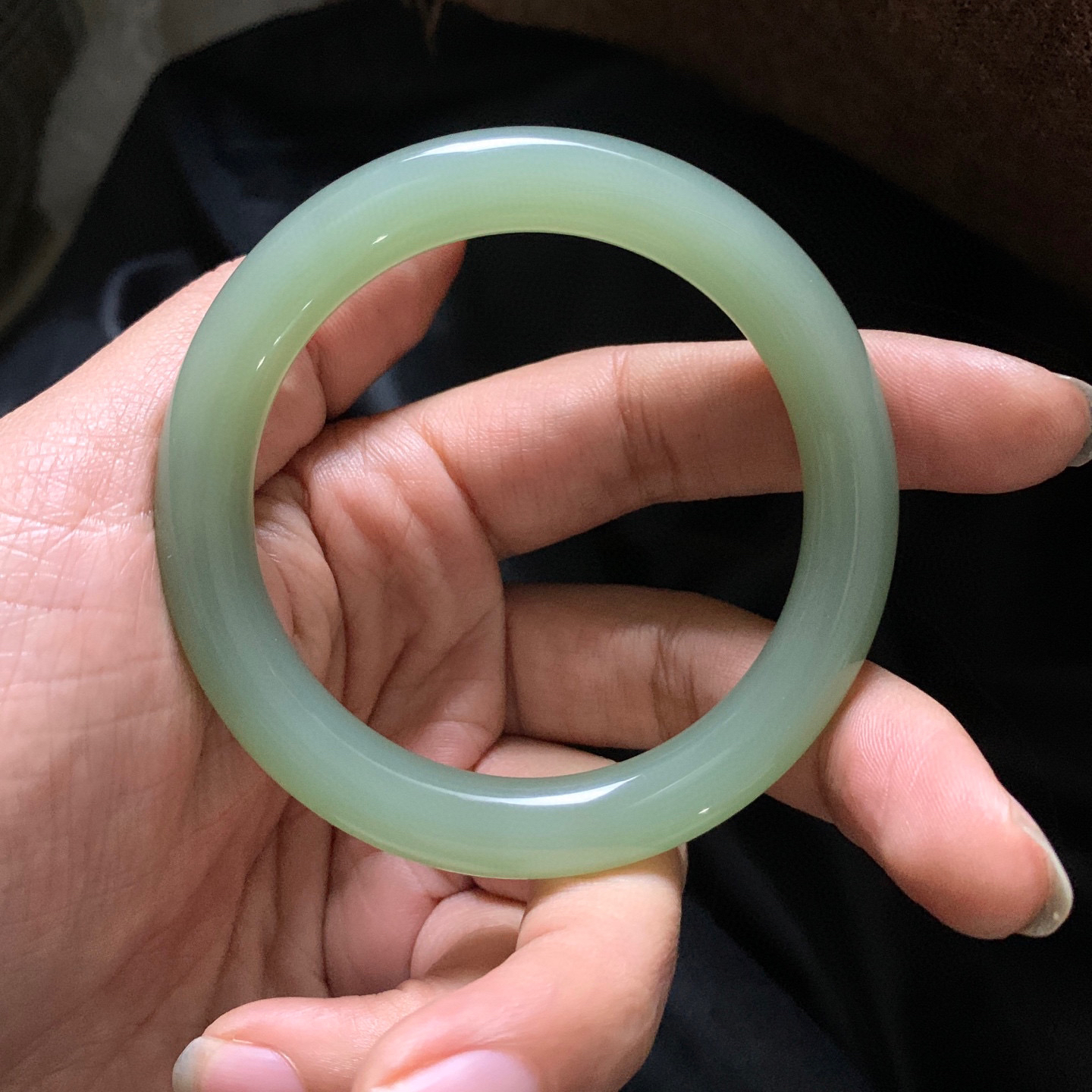 ￼和田玉55圈口冰底粉青猫眼圆条手镯！玉质细腻油润 底色纯净 无裂无杂 脂粉好，品质高。