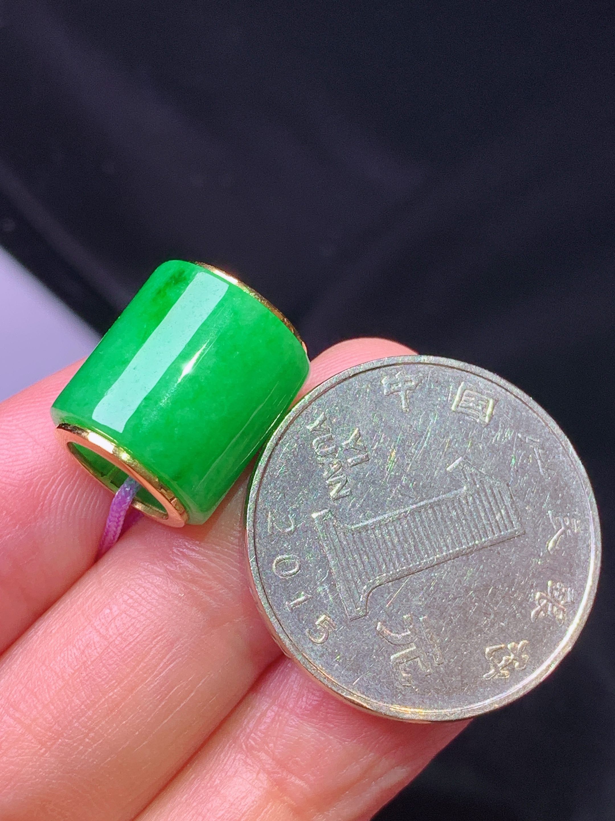 18k金镶嵌翠绿路路通吊坠 玉质细腻 色泽艳丽清新 水润亮眼 整体尺寸12.8