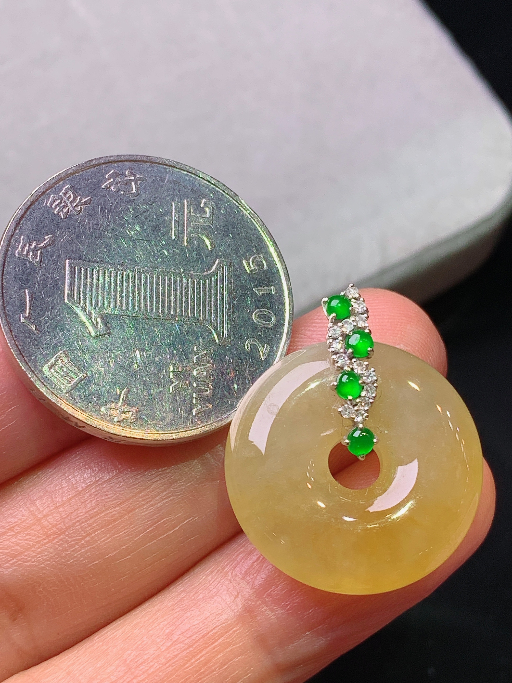 18k金钻镶嵌黄翡平安环吊坠 玉质细腻 色泽艳丽清新 水润亮眼 整体尺寸24.3*20.5*5.5