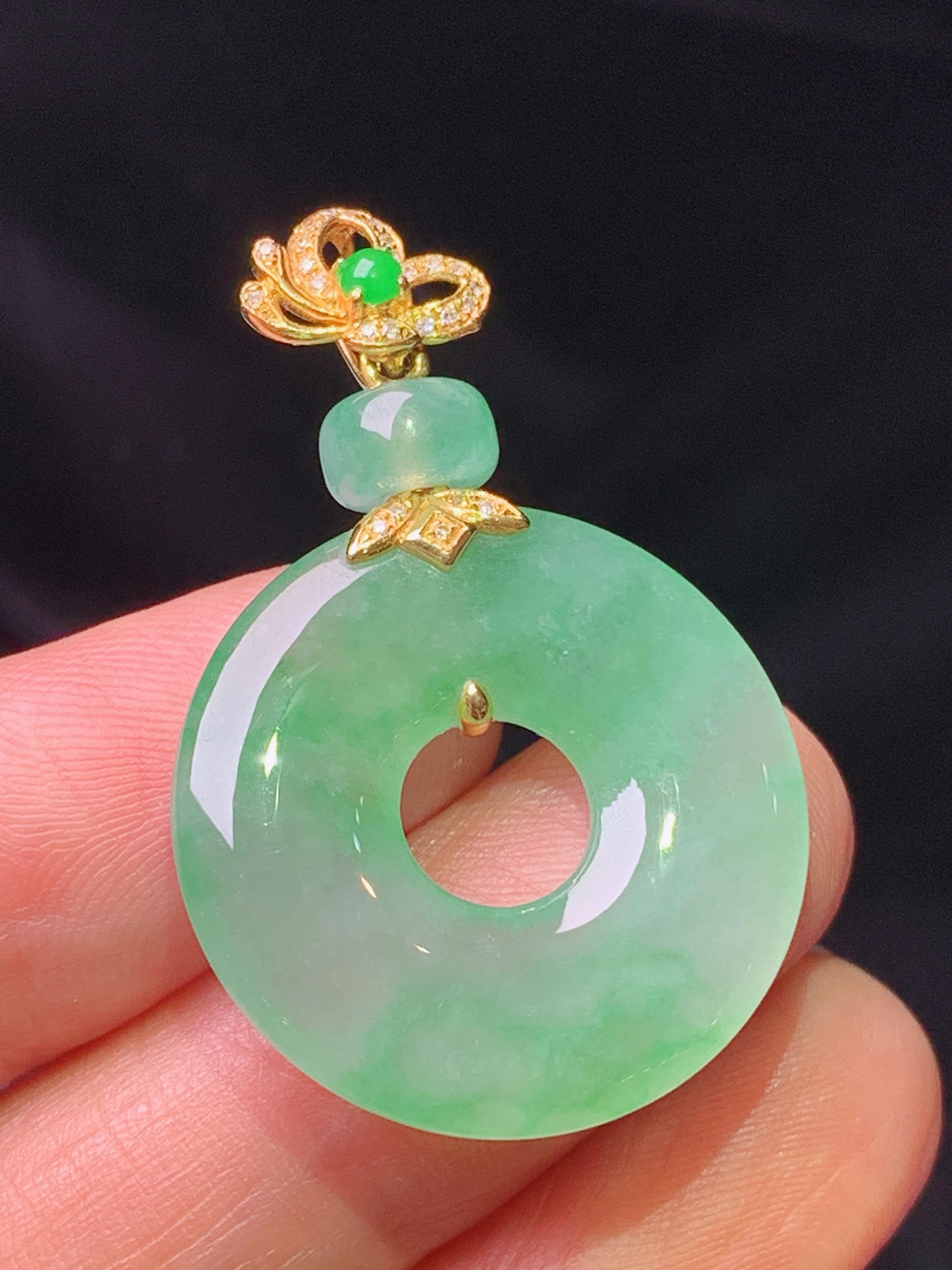 18k金钻镶嵌翠绿平安环吊坠 玉质细腻 色泽艳丽清新 水润亮眼 整体尺寸36.2*23.3*4