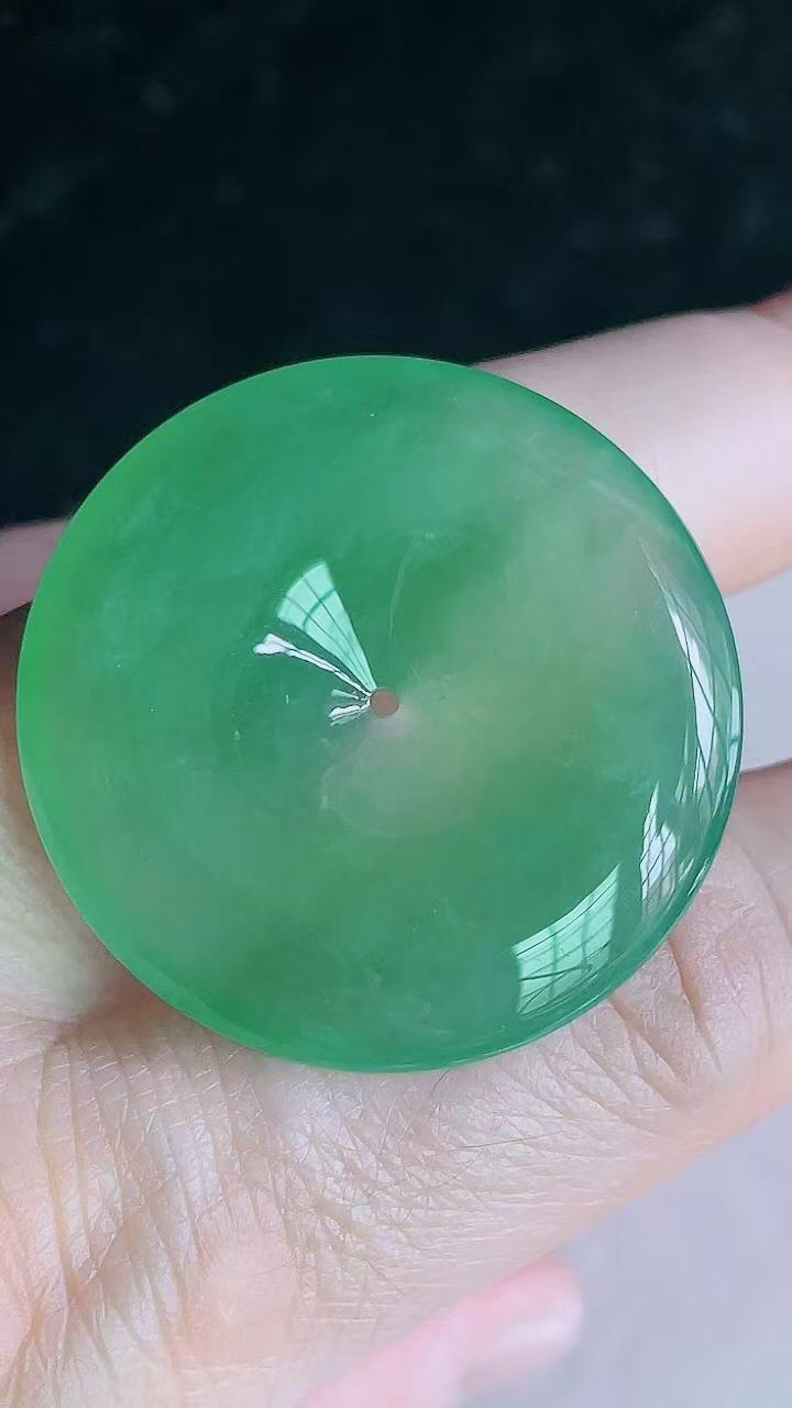 【翡翠名称】老坑种18K金镶冰绿如意吊坠
【翡翠尺寸】直径厚度35.5/6.3mm
【翡翠描述】宝贝种老水足，玉质细腻，色泽靓丽，性价比高，佩戴效果好！
【其它赠送】权威证书/精美挂绳盒子/支持全国复检