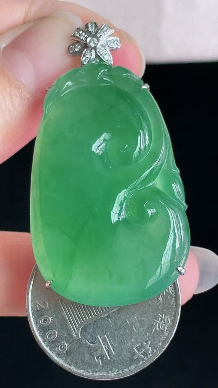 【翡翠名称】老坑种18K镶冰绿如意吊坠
【翡翠尺寸】含金47.5/25/6.6mm
【翡翠描述】宝贝种老水足，玉质细腻，色泽靓丽，性价比高，佩戴效果好！
【其它赠送】权威证书/精美挂绳盒子/支持全国复检