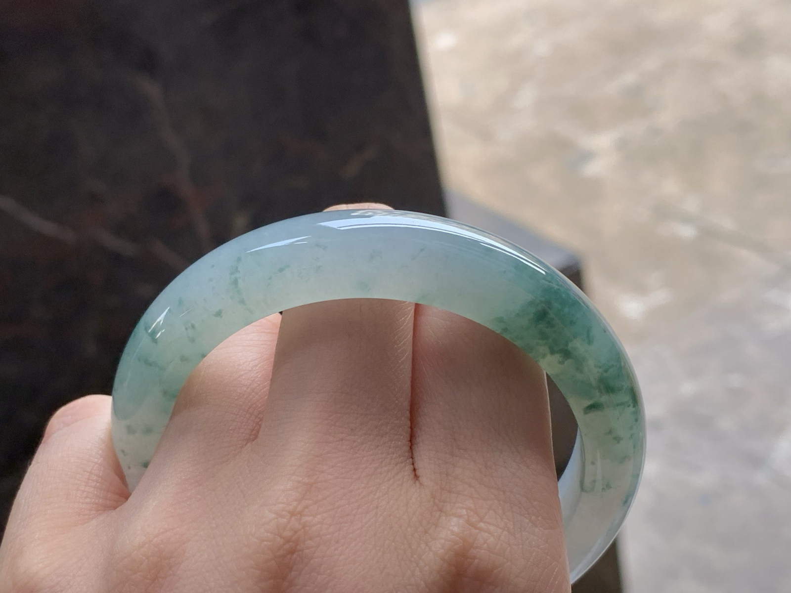 糯冰飘花手镯
种好水润 57.9/12.7/9.5mm