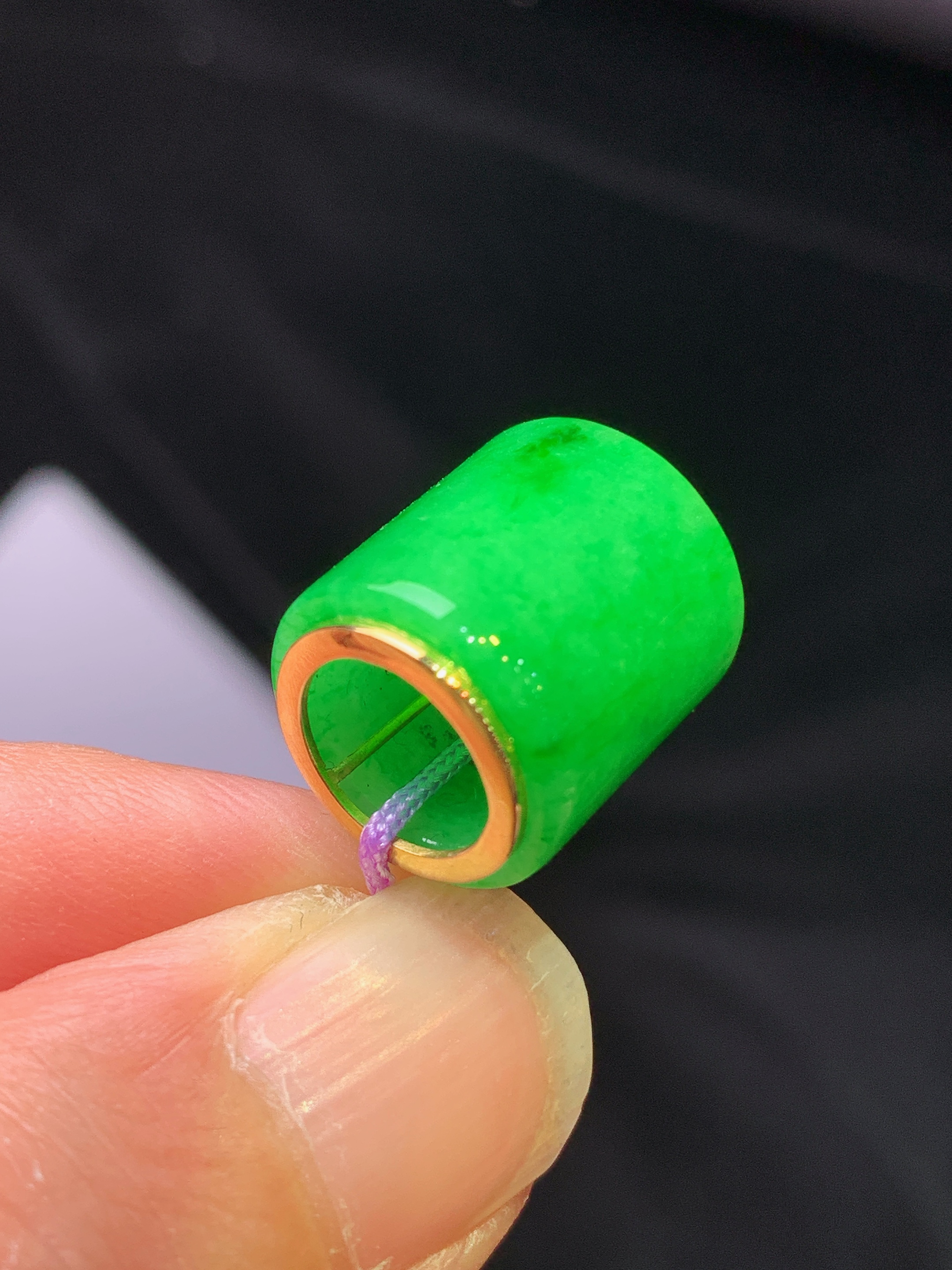 18k金镶嵌翠绿路路通吊坠 玉质细腻 色泽艳丽清新 水润亮眼 整体尺寸12.8