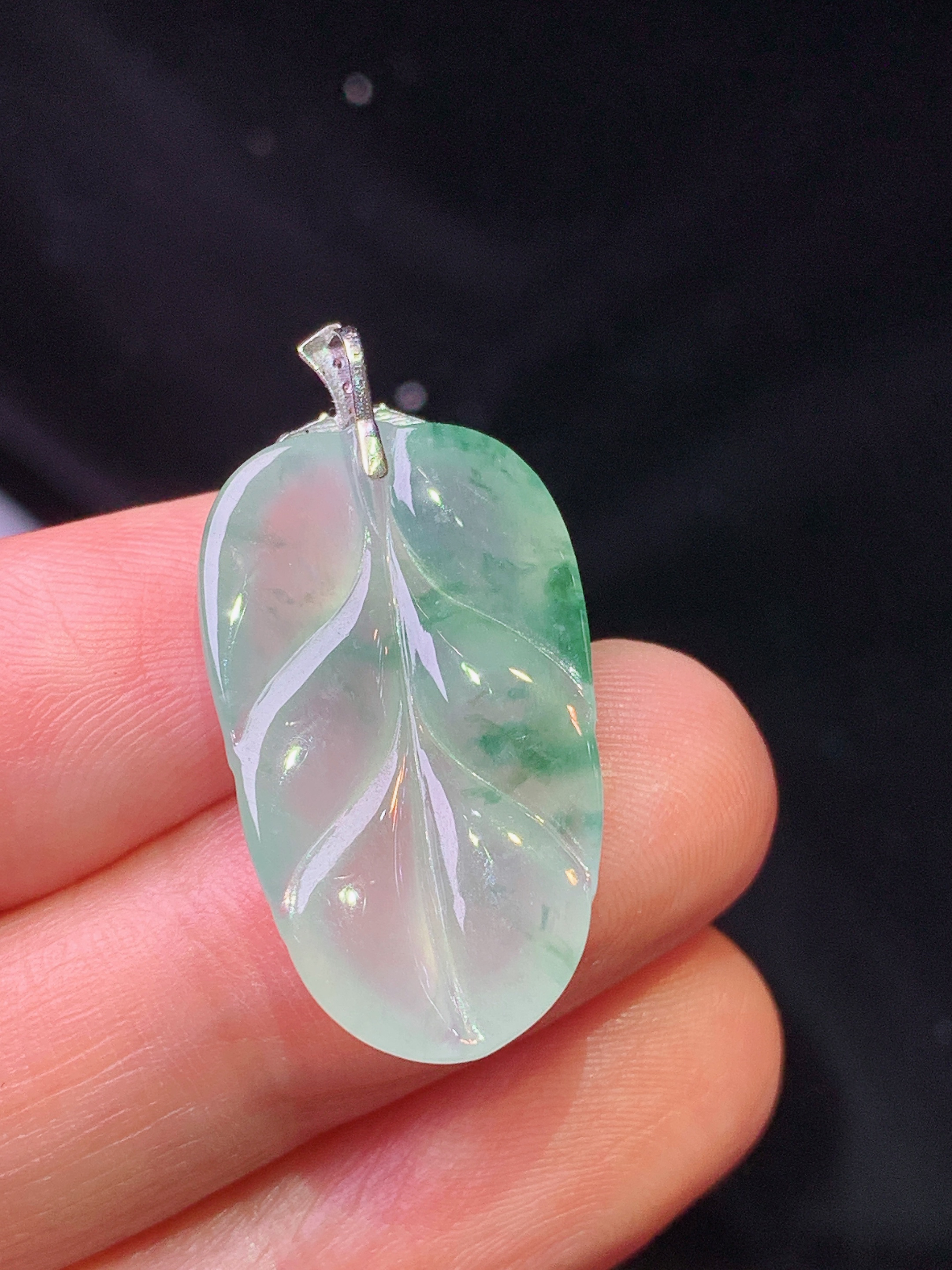 18k金钻镶嵌冰种飘绿树叶吊坠 玉质细腻 色泽艳丽清新 水润亮眼 整体尺寸30.3*15.1*4.5