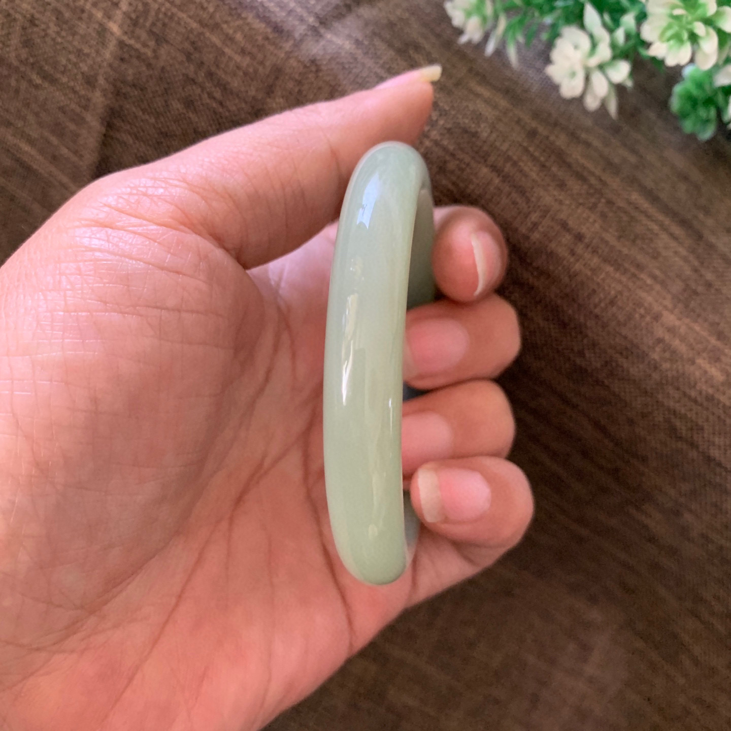 和田玉55.6圈口且末蓝手镯，镯型古朴典雅。在诗情画意的雨巷相遇，你是我腕间的一抹风情，有你眸有深情.清风荡漾湖间静水，我愿俯身低眉，在烟波涟漪处寻