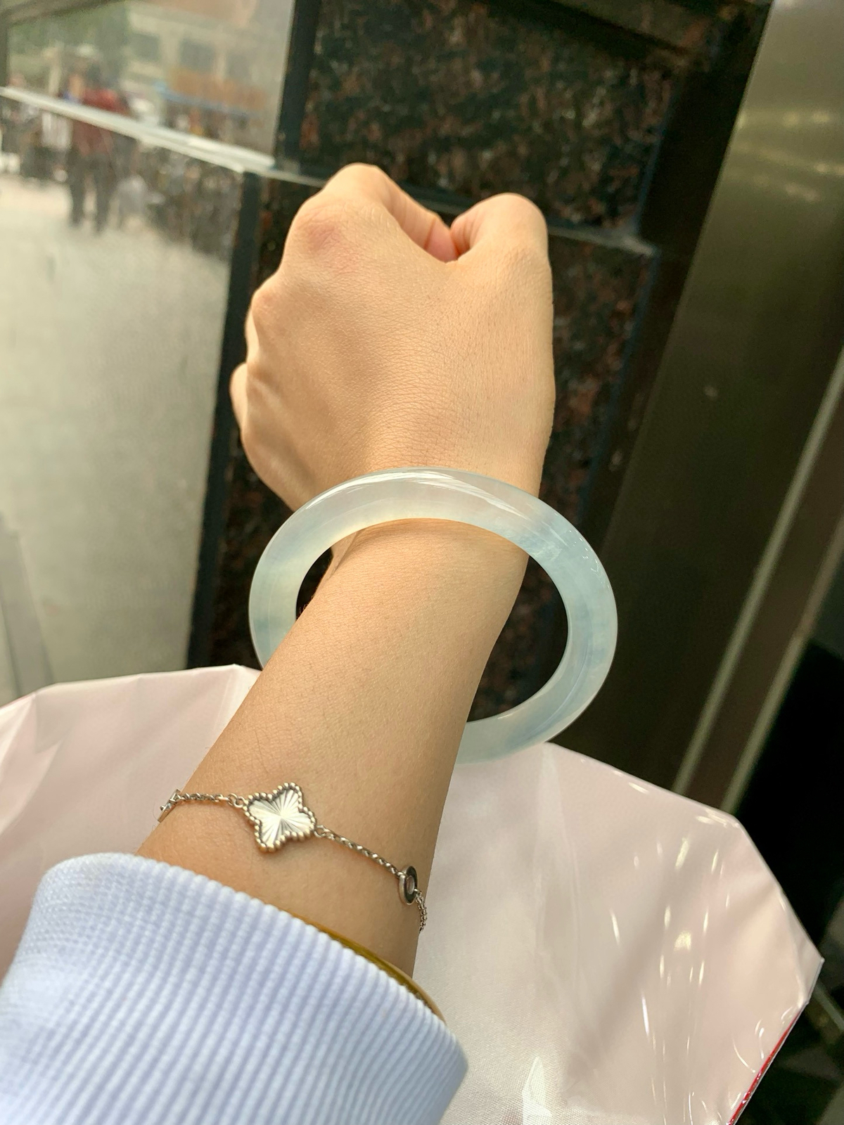 冰蓝圆条
55.2-9.1-9.1
打灯细纹，底妆冰润细腻，千变万化的冰晴蓝底色，拥有海的颜色，却散发着星空的光芒，这是一只来自冰川蓝的清冷气质仙女镯。