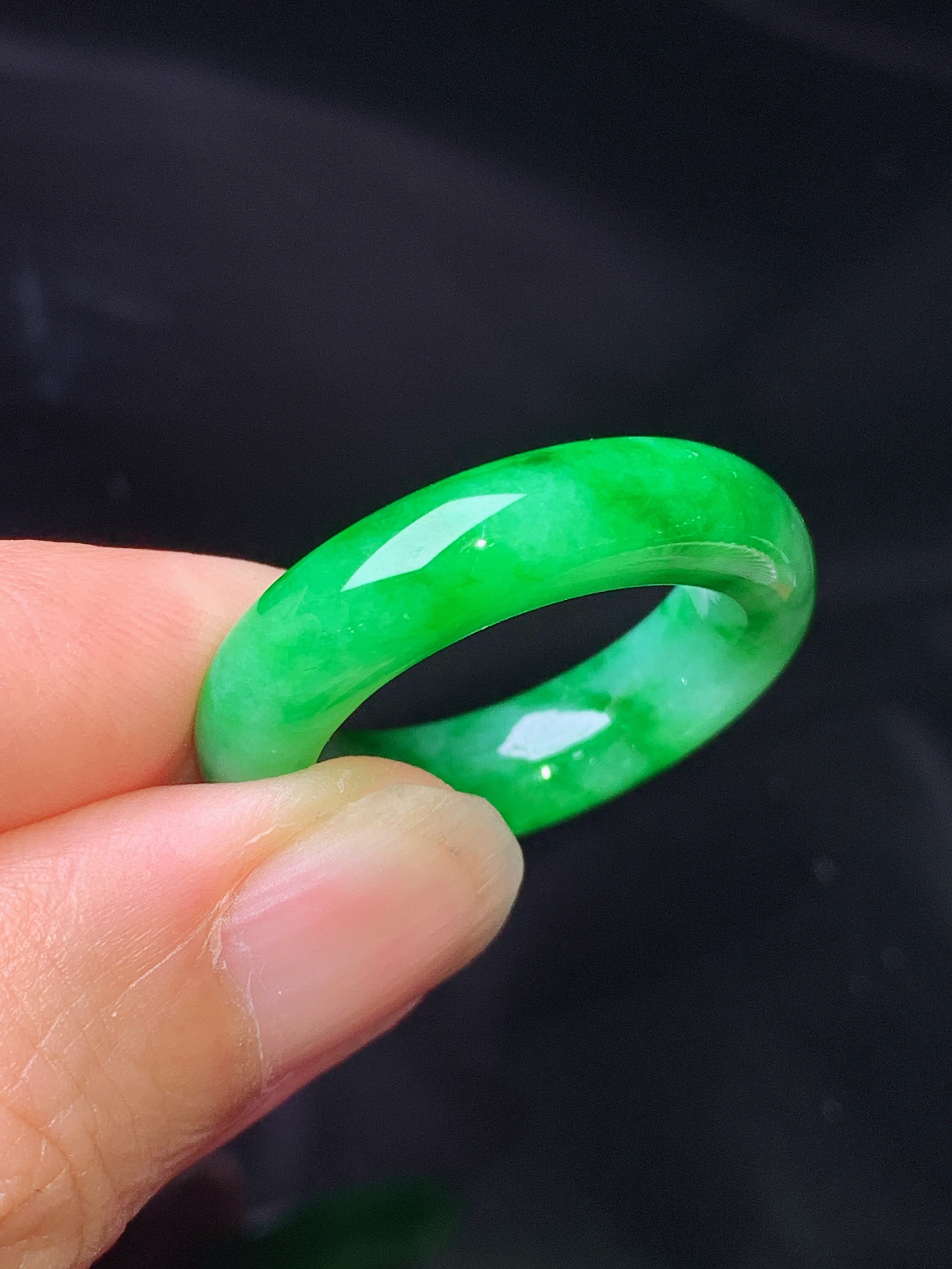 翠绿指环 玉质细腻 色泽艳丽清新 水润亮眼 圈口16 整体尺寸