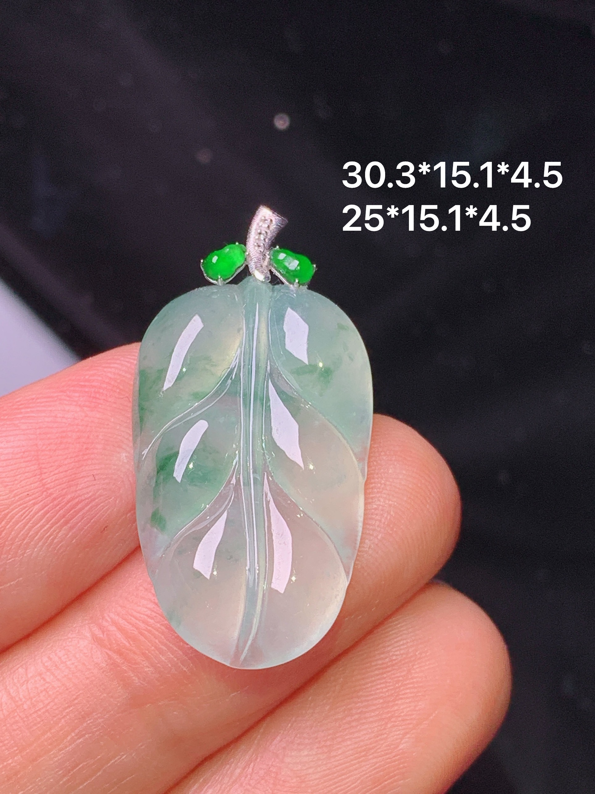 18k金钻镶嵌冰种飘绿树叶吊坠 玉质细腻 色泽艳丽清新 水润亮眼 整体尺寸30.3*15.1*4.5