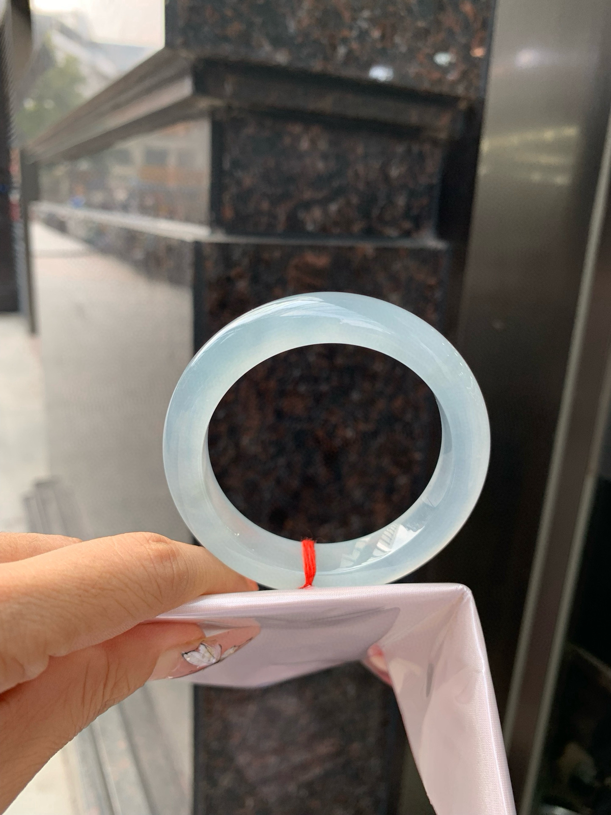 冰蓝正圈
53.3-8.7-12.9
打灯小细纹，底妆冰润细腻，千变万化的冰晴蓝底色，拥有海的颜色，却散发着星空的光芒，这是一只来自冰川蓝的清冷气质仙女镯。