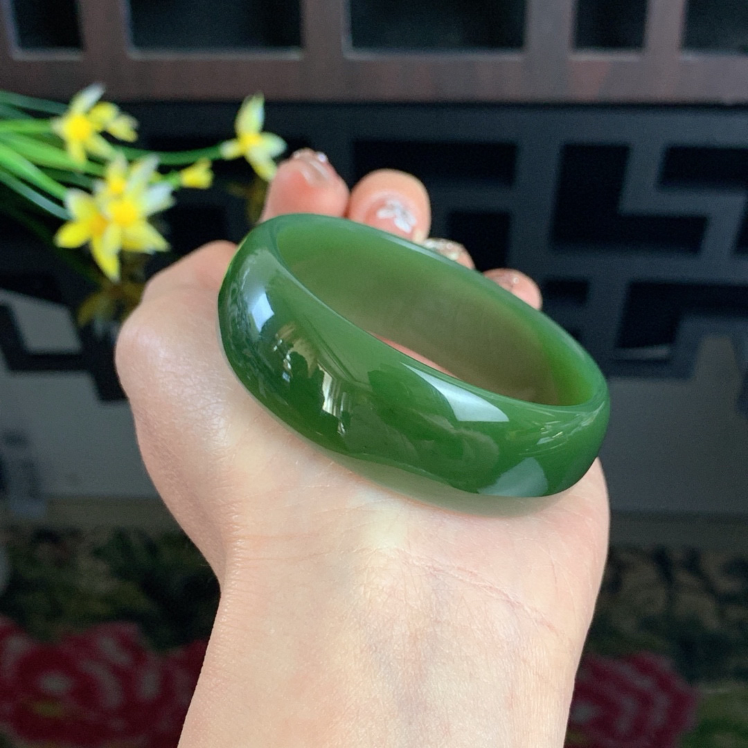 土豪款，和田玉碧玉53圈口菠菜绿宽版碧玉手镯！玉质细腻油润 底色纯净 无纹裂 脂粉好，品质高。