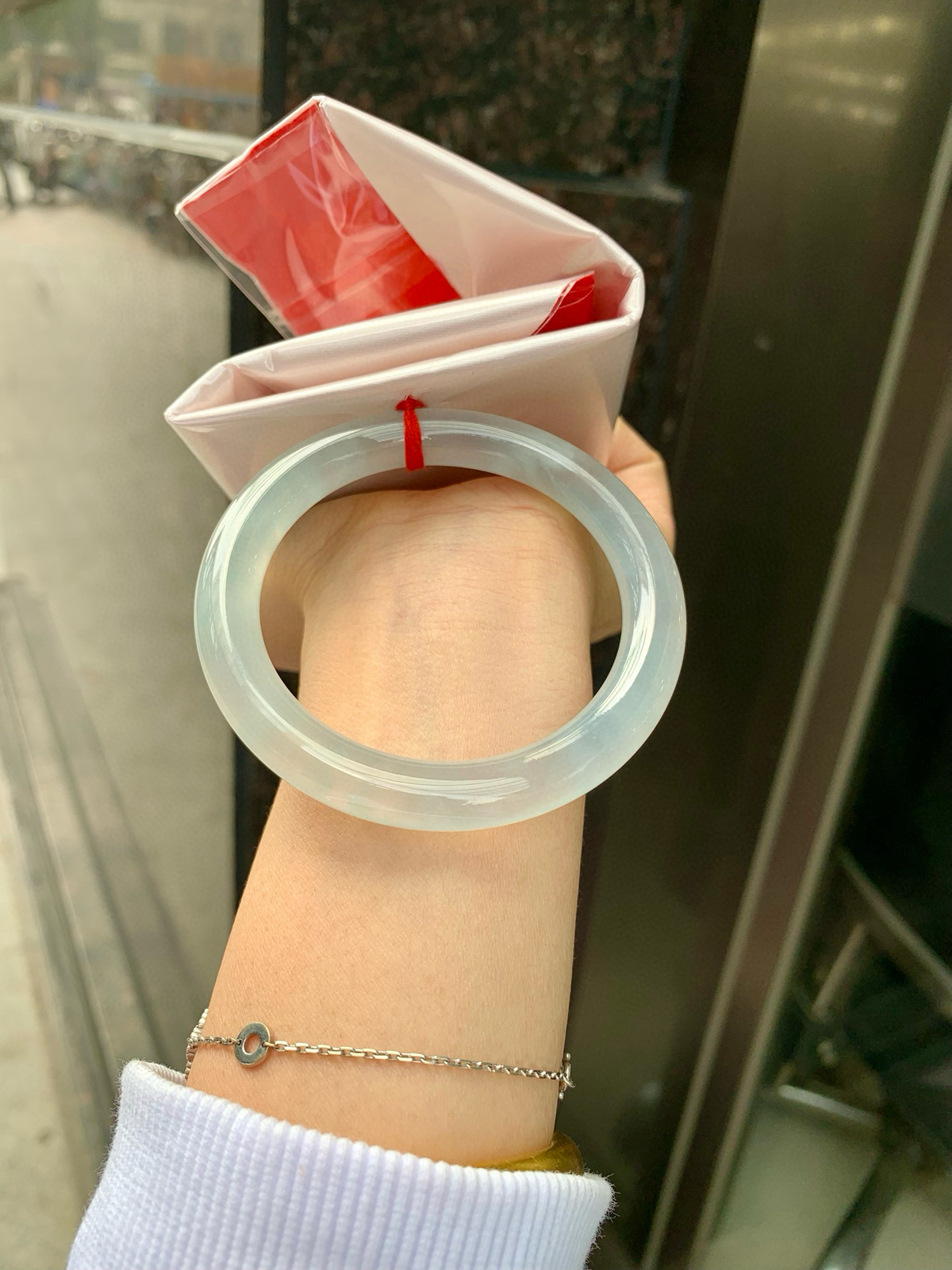 冰蓝圆条
55.2-9.1-9.1
打灯细纹，底妆冰润细腻，千变万化的冰晴蓝底色，拥有海的颜色，却散发着星空的光芒，这是一只来自冰川蓝的清冷气质仙女镯。