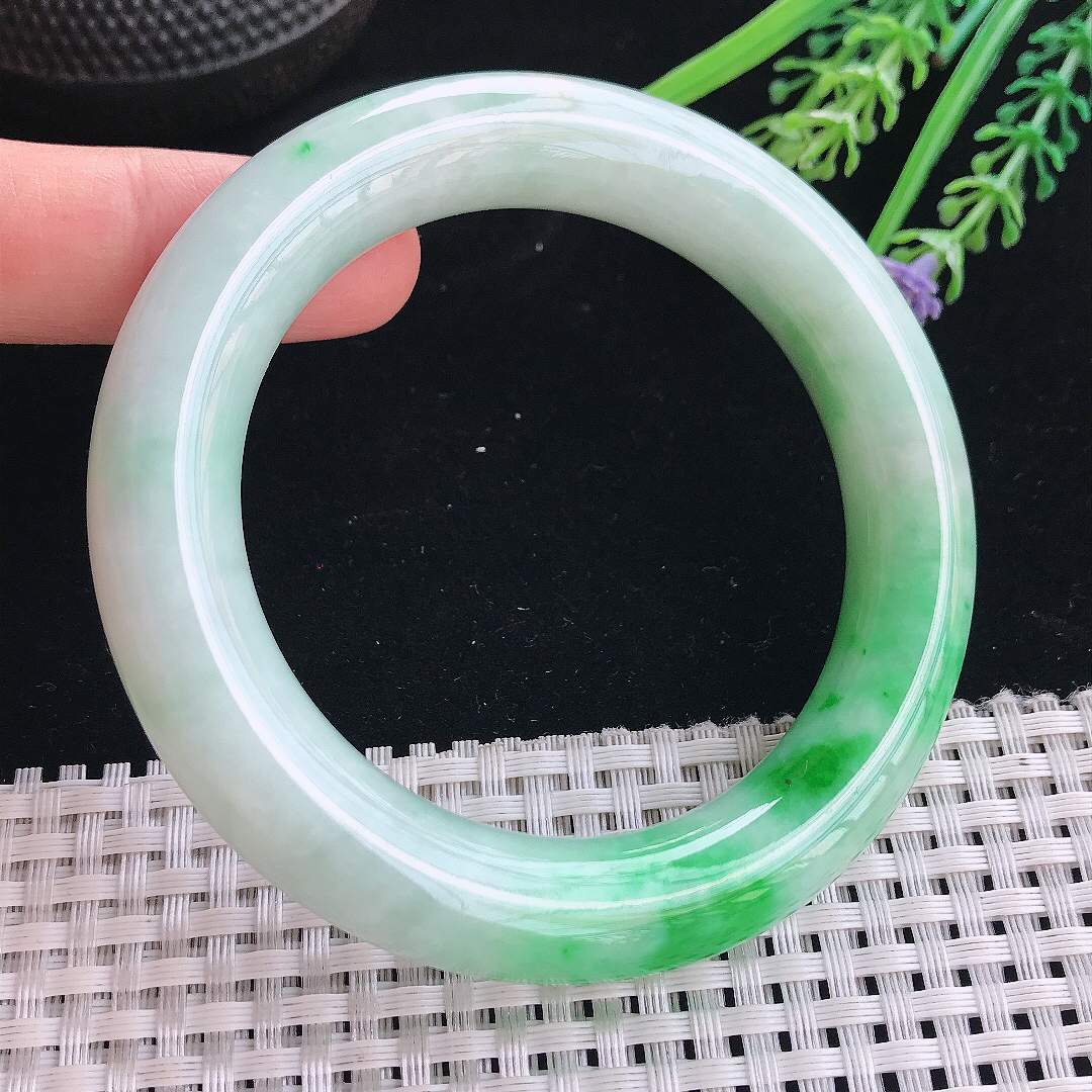 实拍天然翡翠56.5/12.9/12老坑精美飘阳绿圆条手镯翡翠玉镯手环