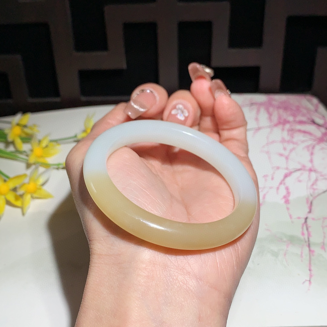 和田玉52圈口且末糖手镯！玉质细腻油润 底色纯净 无纹裂 脂粉好，品质高。