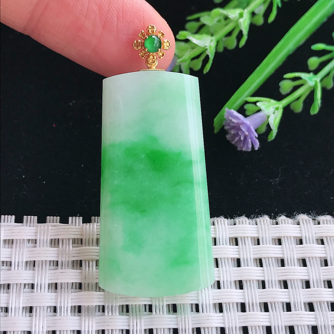 实拍A货翡翠38.3/20.2/5.5老坑18k金镶嵌温润飘阳绿无事牌吊坠翡翠挂件