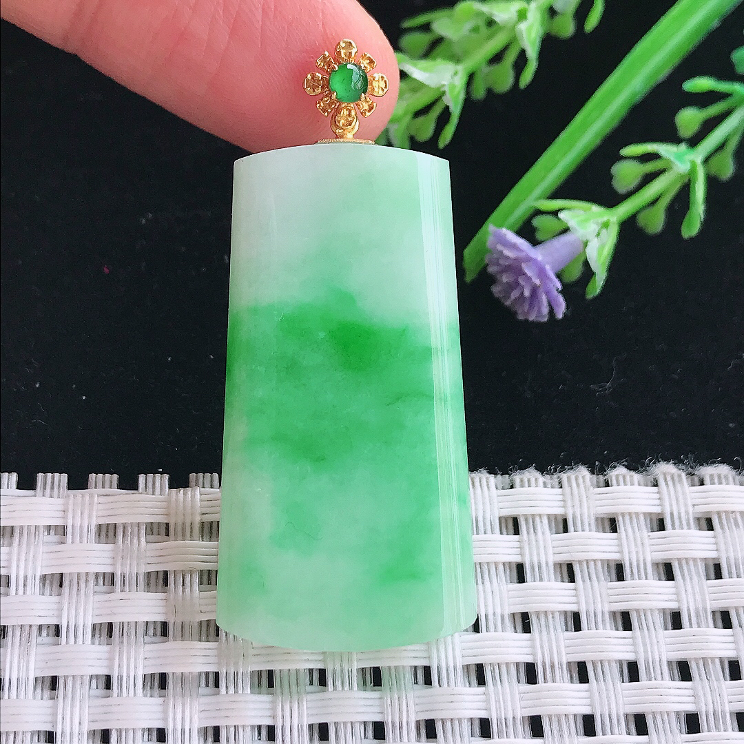 实拍A货翡翠38.3/20.2/5.5老坑18k金镶嵌温润飘阳绿无事牌吊坠翡翠挂件