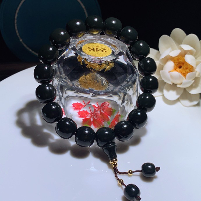 新疆和田玉黑青塔青老型珠手串 单颗尺寸11/12重52克。玉质细腻油润。手推出油。佩戴高端典雅。lt